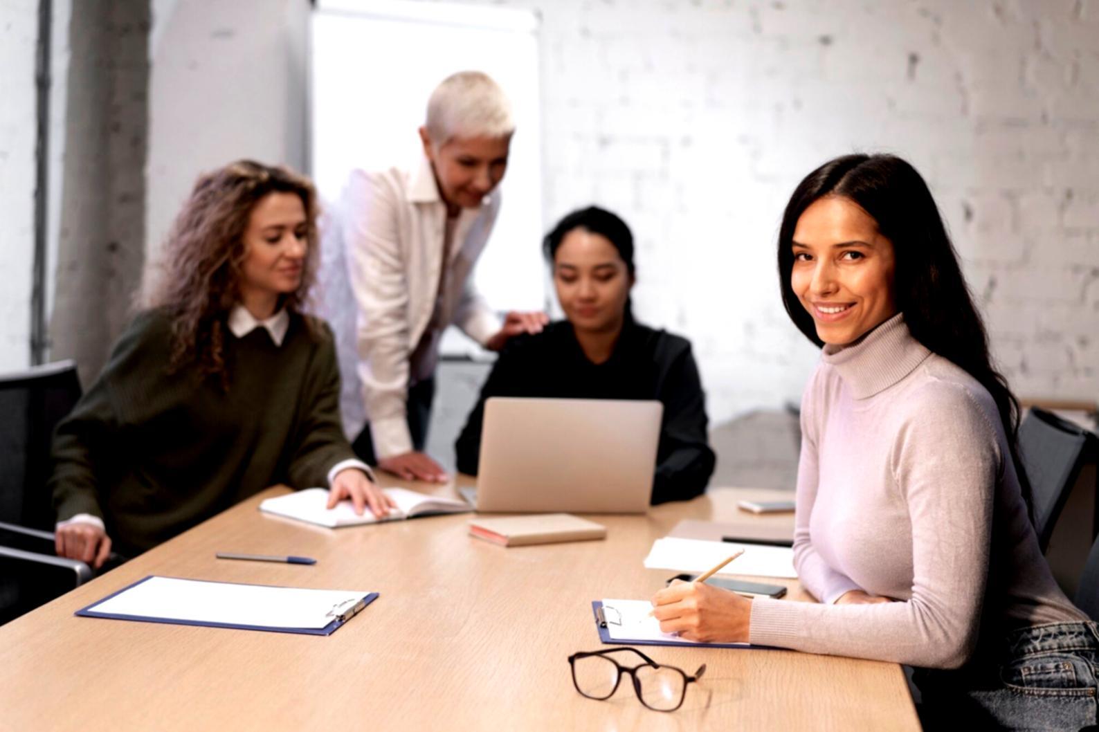 Espace de travail organisé avec documents financiers et outils de planification budgétaire