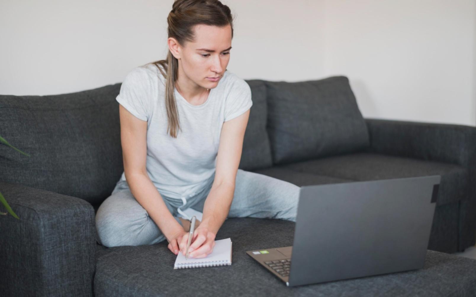 Bureau de travail avec documents financiers et outils de planification budgétaire
